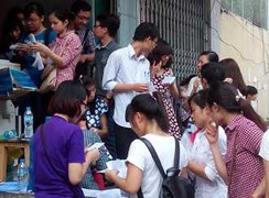 Công khai xếp hàng mua phao thi công chức thuế