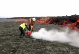 Clip: Lên núi lửa lấy dung nham đun nước sôi