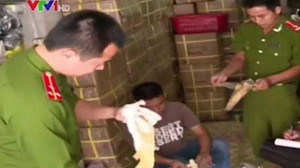 Hà Nội: Găng tay dính vết máu vẫn được bày bán