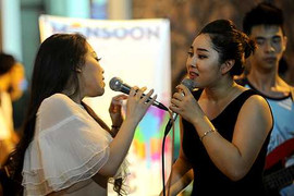 Hà Linh, Bảo Trâm 'làm nóng' chợ Đồng Xuân