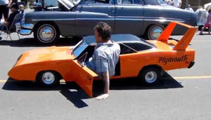 Video: Xe hơi thu nhỏ tỷ lệ 1/2 gây sốt trên đường