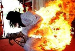 Một phụ nữ tẩm xăng tự thiêu để trốn nợ lô đề