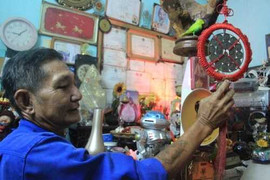 Kho đồ cổ tiền tỷ của 'chuyên gia tái sinh rác thải'