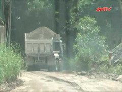 Clip: Người dân rào đường chặn 'hung thần xa lộ'