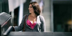 Một ngày ngực phụ nữ bị 'soi' bao nhiêu lần?