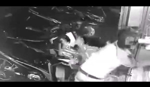 Clip: Cô gái bị cướp trắng trợn trước cửa hiệu thuốc