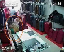 Clip: Hai nữ quái 'song kiếm hợp bích' trộm tiền trong shop