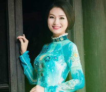 Diệu Hương diện áo dài khoe vẻ đẹp dịu dàng
