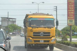 Dân nhắn tin tố xe dán logo 'vàng' được bảo kê