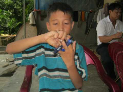 Cán bộ xã mất chim, cháu bé bị 'dùng hình': Ai nói dối?