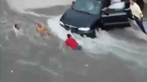 Clip: Cố cứu một phụ nữ, ba người đàn ông bị lũ cuốn trôi