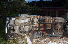 Xe tải đâm sập 2 nhà dân, 9 người bị thương