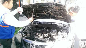 Xe biển xanh bốc cháy giữa Sài Gòn