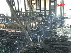 Bí ẩn nhà sàn để không, bỗng dưng bốc cháy