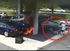 Xe 'điên' mất lái lao thẳng vào cây xăng bốc cháy