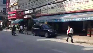 2 người đàn ông cầm xẻng đánh nhau náo loạn khu phố