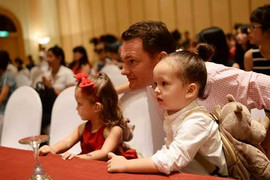 Hồng Nhung đưa chồng Tây và 2 con đi họp báo