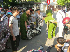 Nữ sinh chảy máu nằm bất động, công an lo vẽ hiện trường