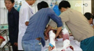 Clip: Hộp quà phát nổ trên xe khách, 3 người trọng thương