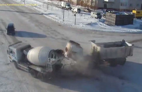 Video: Xe tải va chạm, rơi cả cabin xuống đường