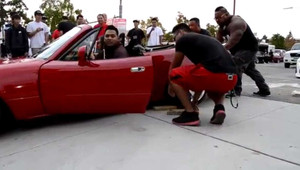 Video: Xe sang gặp cảnh trớ trêu 'chân ngắn kẹt gầm'