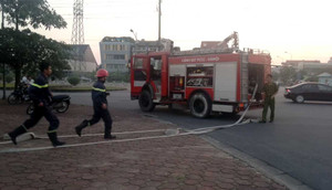 Video: Cháy đám cỏ khô, nháo nhác khu đô thị