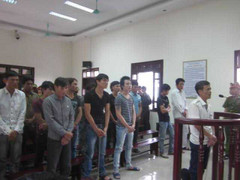 Xử vụ hỗn chiến trên sông: Nhiều bị cáo lãnh án tù giam