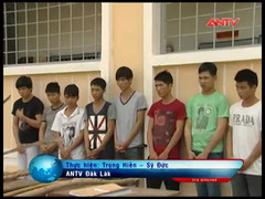 Clip: Trai bản dùng gậy gộc 'giáp chiến'