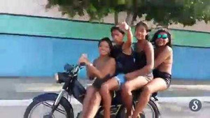 Bẽ mặt quái xế chở 4 ngã nhào trên phố