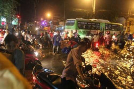 Mưa ngập tràn vào nhà, người Sài Gòn trắng đêm tát nước