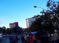 Video: Tình huống lùi xe lạnh gáy giữa Hà Nội
