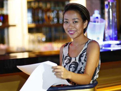 Thảo Trang mặt mộc diện váy mỏng manh đi tập nhạc