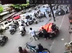 Clip: Trộm xe đạp bị quây đánh hội đồng trên phố