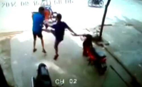 Trộm mò vào cửa hàng bị đánh đuổi chạy trối chết