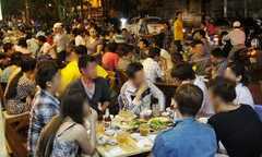 Vì sao lại bỏ quy định cấm bán bia vỉa hè?