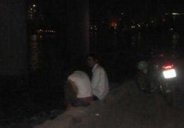 Tâm sự đêm khuya, cặp tình nhân bị lột sạch đồ