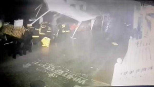 Clip: Bão thổi bay người lên không trung ở Nga