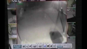 Clip: Bóng ma bí ẩn lọt ống kính camera giám sát
