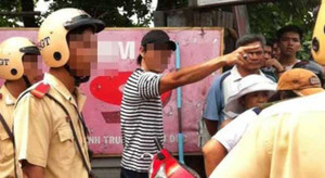 Đi xe sai làn đường, đấm thẳng vào mặt CSGT