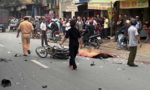 Hiện trường tai nạn đấu đầu ôtô, 2 thanh niên chết thảm