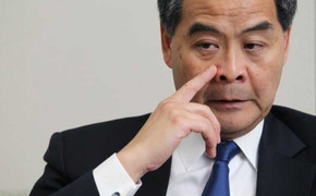 Trưởng đặc khu không từ chức, người biểu tình chặn xe đồ ăn cảnh sát