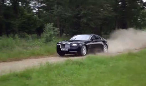 Video: Xe siêu sang chỉ dám drift trên bãi cỏ