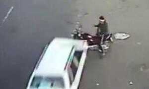 Clip: Người đi xe máy tự cứu mình, thoát chết trong gang tấc