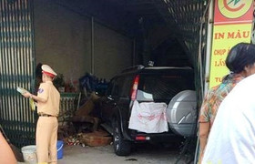 Xe biển xanh đâm chết người, lao thẳng vào nhà dân