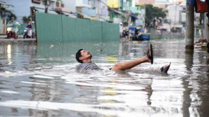 Người Sài Gòn trắng đêm tát nước: Cán bộ nói dân 'ráng chịu'