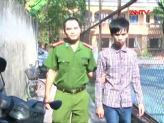 Táo tợn kề dao vào cổ tài xế taxi, cướp tài sản