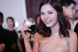 Tia Hải Châu thân thiện bên dàn sao teen