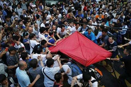 Ẩu đả dữ dội, Trưởng Đặc khu Hong Kong ra lời kêu gọi khẩn cấp