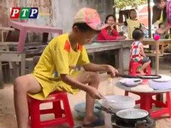 Rơi nước mắt cậu bé lớp 5 bán bánh xèo nuôi mẹ tâm thần, bà già yếu