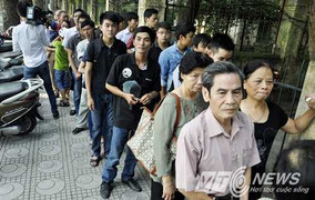 Dòng người vẫn nối dài trước nhà 30 Hoàng Diệu